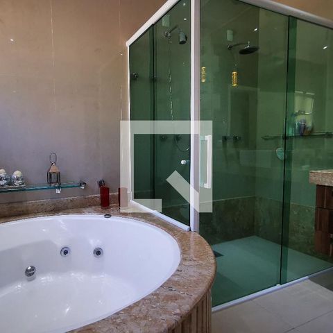 Casa de condomínio à venda com 585m², 5 quartos e 6 vagas Casa de condomínio à venda com 585m², 5 quartos e 6 vagasBanheiro