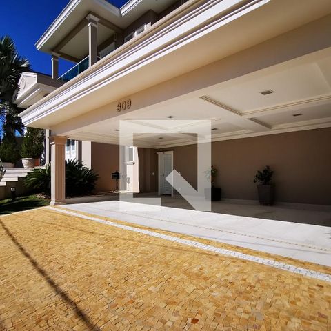 Casa de condomínio à venda com 585m², 5 quartos e 6 vagas Casa de condomínio à venda com 585m², 5 quartos e 6 vagasÁrea Comum