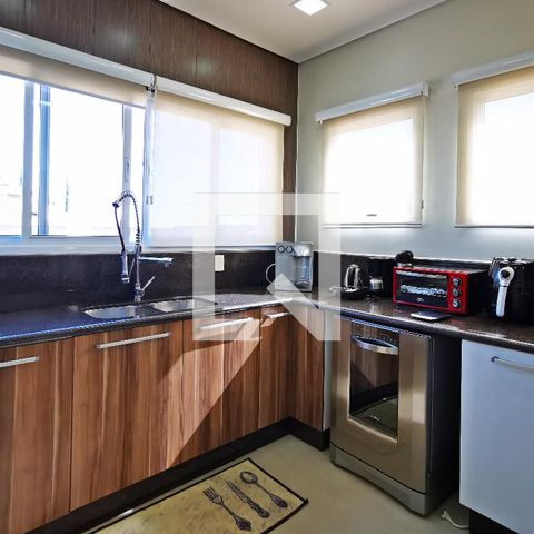Casa de condomínio à venda com 585m², 5 quartos e 6 vagas Casa de condomínio à venda com 585m², 5 quartos e 6 vagasCozinha