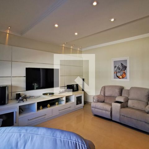 Casa de condomínio à venda com 585m², 5 quartos e 6 vagas Casa de condomínio à venda com 585m², 5 quartos e 6 vagasSala