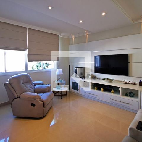 Casa de condomínio à venda com 585m², 5 quartos e 6 vagas Casa de condomínio à venda com 585m², 5 quartos e 6 vagasSala