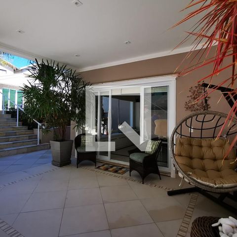 Casa de condomínio à venda com 585m², 5 quartos e 6 vagas Casa de condomínio à venda com 585m², 5 quartos e 6 vagasÁrea Comum