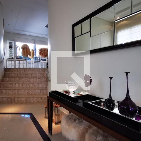 Casa de condomínio à venda com 585m², 5 quartos e 6 vagas Casa de condomínio à venda com 585m², 5 quartos e 6 vagasSala