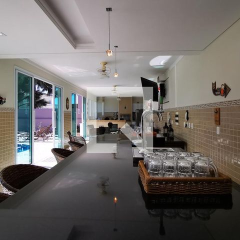 Casa de condomínio à venda com 585m², 5 quartos e 6 vagas Casa de condomínio à venda com 585m², 5 quartos e 6 vagasÁrea Comum