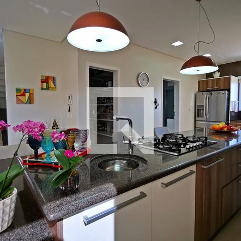 Casa de condomínio à venda com 585m², 5 quartos e 6 vagas Casa de condomínio à venda com 585m², 5 quartos e 6 vagasSala