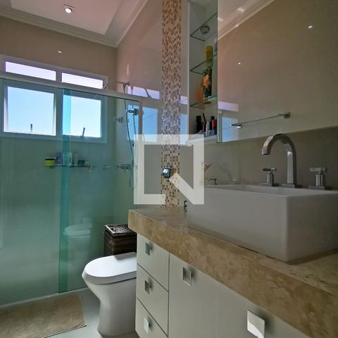 Casa de condomínio à venda com 585m², 5 quartos e 6 vagas Casa de condomínio à venda com 585m², 5 quartos e 6 vagasBanheiro