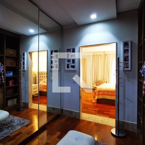 Casa de condomínio à venda com 585m², 5 quartos e 6 vagas Casa de condomínio à venda com 585m², 5 quartos e 6 vagasCloset