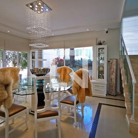 Casa de condomínio à venda com 585m², 5 quartos e 6 vagas Casa de condomínio à venda com 585m², 5 quartos e 6 vagasSala