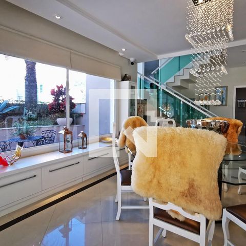 Casa de condomínio à venda com 585m², 5 quartos e 6 vagas Casa de condomínio à venda com 585m², 5 quartos e 6 vagasSala