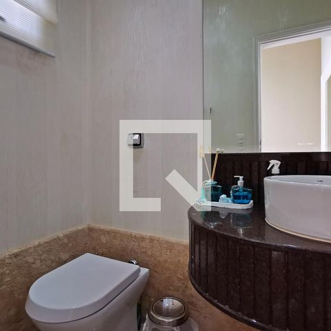 Casa de condomínio à venda com 585m², 5 quartos e 6 vagas Casa de condomínio à venda com 585m², 5 quartos e 6 vagasBanheiro
