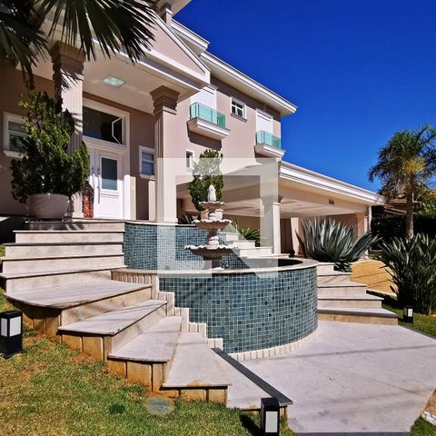 Casa de condomínio à venda com 585m², 5 quartos e 6 vagas Casa de condomínio à venda com 585m², 5 quartos e 6 vagasEntrada