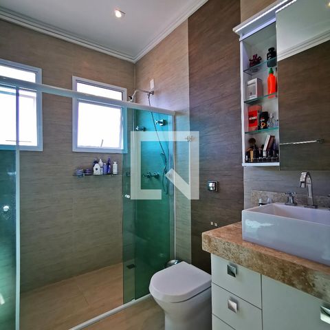 Casa de condomínio à venda com 585m², 5 quartos e 6 vagas Casa de condomínio à venda com 585m², 5 quartos e 6 vagasBanheiro
