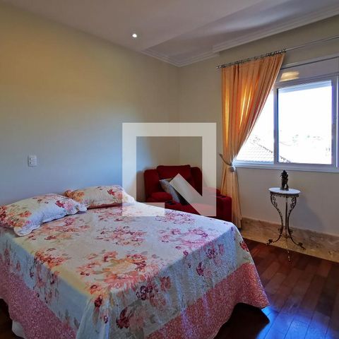 Casa de condomínio à venda com 585m², 5 quartos e 6 vagas Casa de condomínio à venda com 585m², 5 quartos e 6 vagasQuarto 2