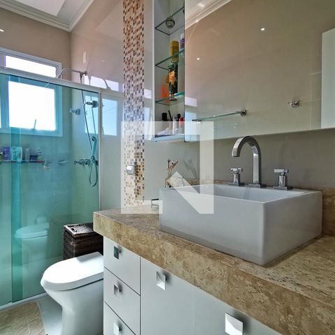Casa de condomínio à venda com 585m², 5 quartos e 6 vagas Casa de condomínio à venda com 585m², 5 quartos e 6 vagasBanheiro