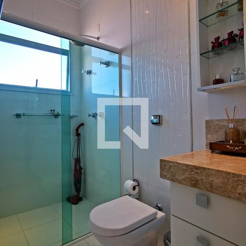 Casa de condomínio à venda com 585m², 5 quartos e 6 vagas Casa de condomínio à venda com 585m², 5 quartos e 6 vagasBanheiro