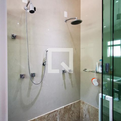 Casa de condomínio à venda com 585m², 5 quartos e 6 vagas Casa de condomínio à venda com 585m², 5 quartos e 6 vagasBanheiro