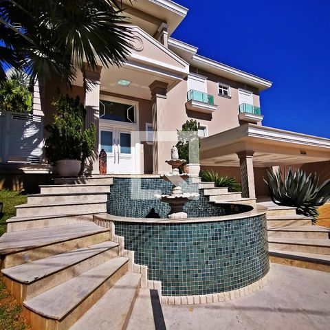 Casa de condomínio à venda com 585m², 5 quartos e 6 vagas Casa de condomínio à venda com 585m², 5 quartos e 6 vagasEntrada
