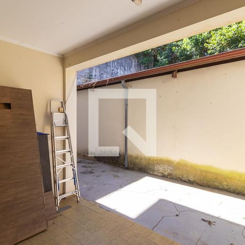Casa à venda com 300m², 6 quartos e 4 vagas Casa à venda com 300m², 6 quartos e 4 vagasQuintal