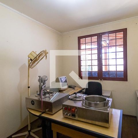 Casa à venda com 300m², 6 quartos e 4 vagas Casa à venda com 300m², 6 quartos e 4 vagasEscritório