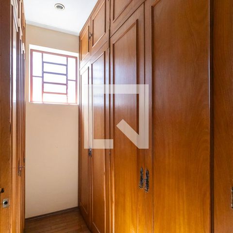 Casa à venda com 300m², 6 quartos e 4 vagas Casa à venda com 300m², 6 quartos e 4 vagasQuarto da suíte 1 - Closet