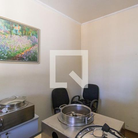 Casa à venda com 300m², 6 quartos e 4 vagas Casa à venda com 300m², 6 quartos e 4 vagasEscritório