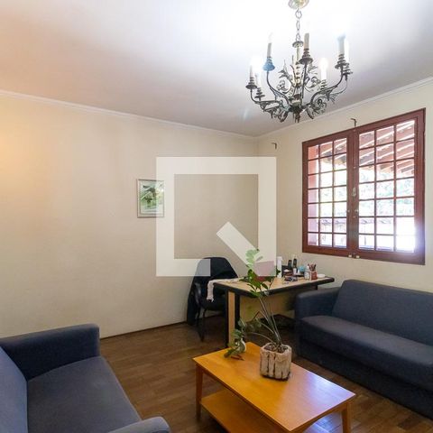 Casa à venda com 300m², 6 quartos e 4 vagas Casa à venda com 300m², 6 quartos e 4 vagasSala