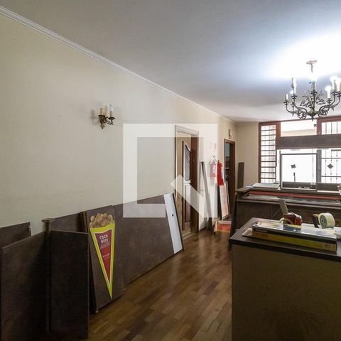 Casa à venda com 300m², 6 quartos e 4 vagas Casa à venda com 300m², 6 quartos e 4 vagasSala