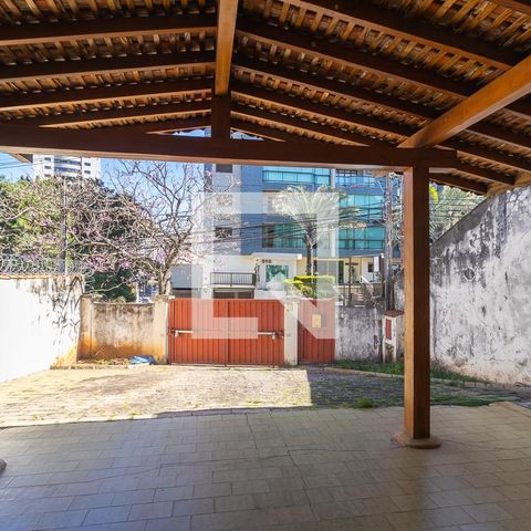 Casa à venda com 300m², 6 quartos e 4 vagas Casa à venda com 300m², 6 quartos e 4 vagasVista da sala