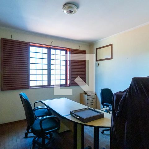Casa à venda com 300m², 6 quartos e 4 vagas Casa à venda com 300m², 6 quartos e 4 vagasQuarto 4