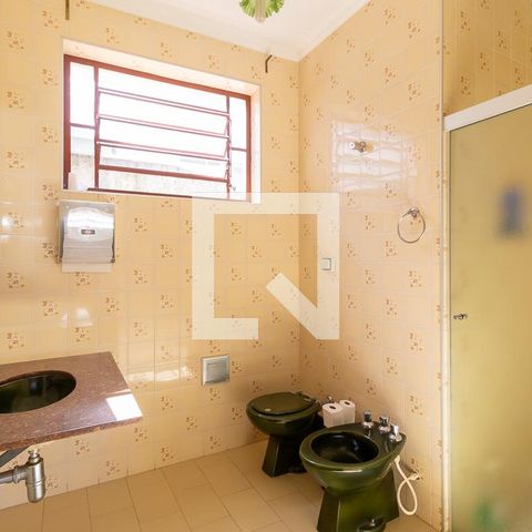 Casa à venda com 300m², 6 quartos e 4 vagas Casa à venda com 300m², 6 quartos e 4 vagasBanheiro social 2