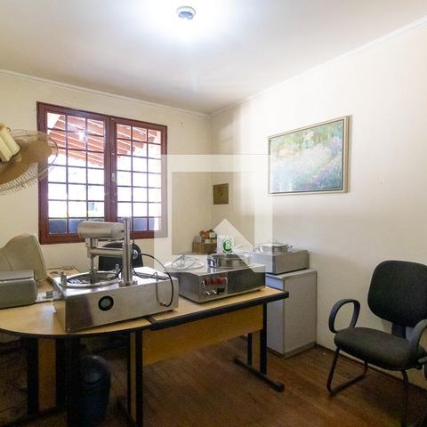 Casa à venda com 300m², 6 quartos e 4 vagas Casa à venda com 300m², 6 quartos e 4 vagasEscritório