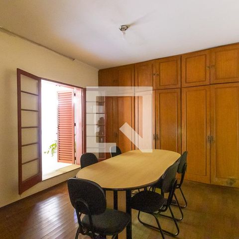 Casa à venda com 300m², 6 quartos e 4 vagas Casa à venda com 300m², 6 quartos e 4 vagasQuarto 3