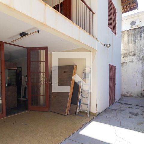 Casa à venda com 300m², 6 quartos e 4 vagas Casa à venda com 300m², 6 quartos e 4 vagasQuintal