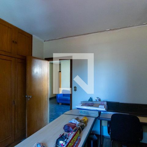 Casa à venda com 300m², 6 quartos e 4 vagas Casa à venda com 300m², 6 quartos e 4 vagasQuarto 5