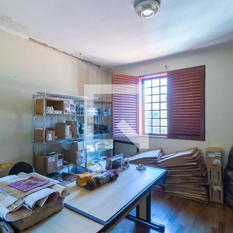 Casa à venda com 300m², 6 quartos e 4 vagas Casa à venda com 300m², 6 quartos e 4 vagasQuarto 5