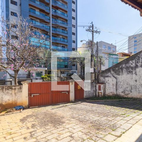 Casa à venda com 300m², 6 quartos e 4 vagas Casa à venda com 300m², 6 quartos e 4 vagasVagas de garagem