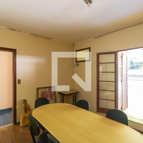 Casa à venda com 300m², 6 quartos e 4 vagas Casa à venda com 300m², 6 quartos e 4 vagasQuarto 3