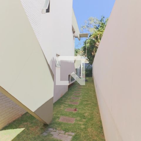Casa de condomínio à venda com 420m², 4 quartos e 5 vagasCorredor Quintal