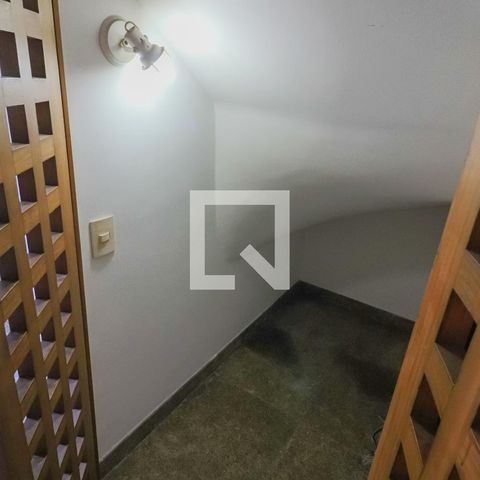 Casa de condomínio à venda com 420m², 4 quartos e 5 vagasArmario - Escadas