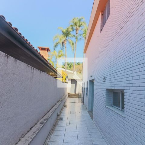 Casa de condomínio à venda com 420m², 4 quartos e 5 vagasCorredor Lateral