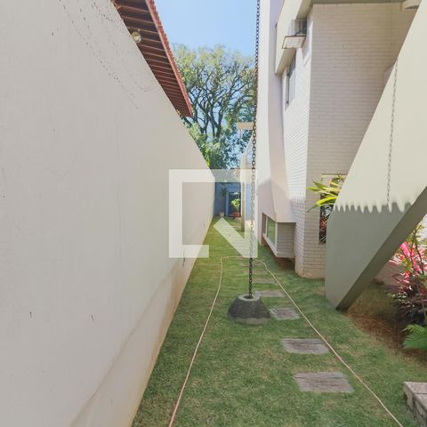 Casa de condomínio à venda com 420m², 4 quartos e 5 vagasCorredor Quintal