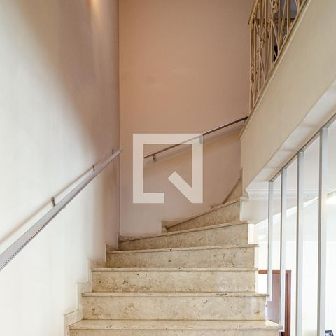 Casa à venda com 320m², 4 quartos e 3 vagas Casa à venda com 320m², 4 quartos e 3 vagasEscadas