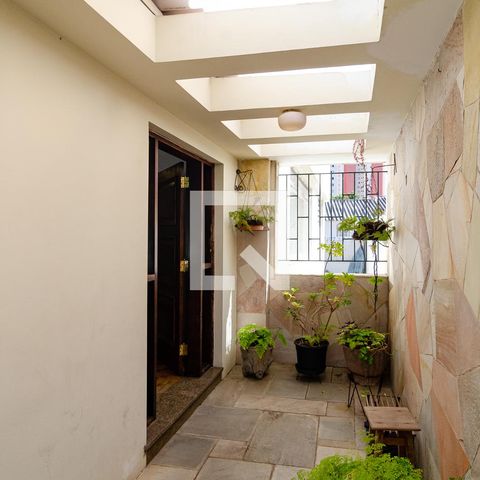 Casa à venda com 320m², 4 quartos e 3 vagas Casa à venda com 320m², 4 quartos e 3 vagasEntrada