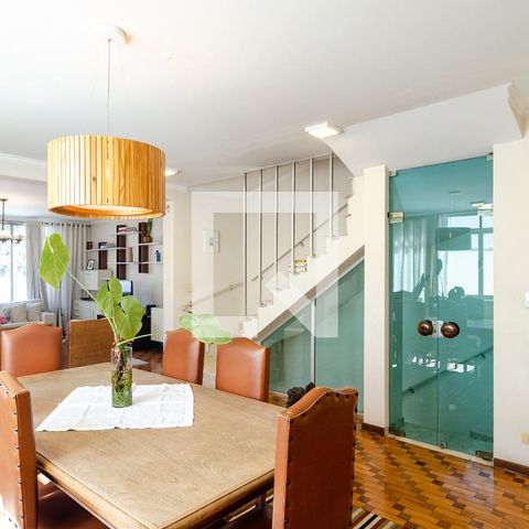 Casa à venda com 320m², 4 quartos e 3 vagas Casa à venda com 320m², 4 quartos e 3 vagasSala