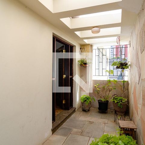 Casa à venda com 320m², 4 quartos e 3 vagas Casa à venda com 320m², 4 quartos e 3 vagasEntrada