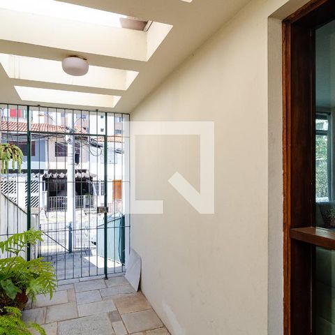 Casa à venda com 320m², 4 quartos e 3 vagas Casa à venda com 320m², 4 quartos e 3 vagasEntrada