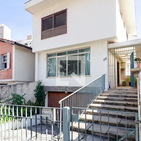 Casa à venda com 320m², 4 quartos e 3 vagas Casa à venda com 320m², 4 quartos e 3 vagasFachada