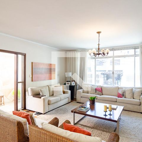 Casa à venda com 320m², 4 quartos e 3 vagas Casa à venda com 320m², 4 quartos e 3 vagasSala
