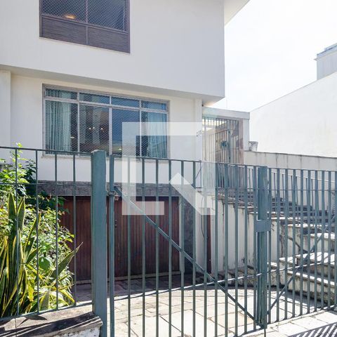 Casa à venda com 320m², 4 quartos e 3 vagas Casa à venda com 320m², 4 quartos e 3 vagasFachada