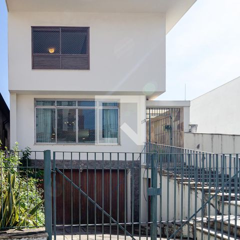 Casa à venda com 320m², 4 quartos e 3 vagas Casa à venda com 320m², 4 quartos e 3 vagasFachada